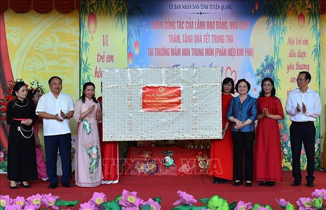 Phó Thủ tướng Phạm Thị Thanh Trà tặng ti vi cho Trường Mầm non Trung Môn (phân hiệu Kim Phú), phường Minh Xuân, tỉnh Tuyên Quang. Ảnh: TTXVN phát