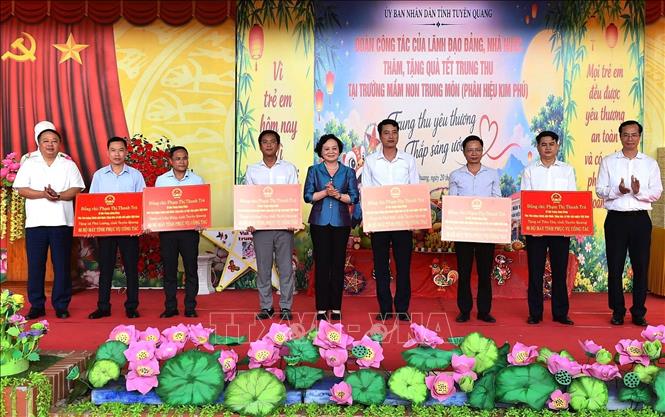 Phó Thủ tướng Phạm Thị Thanh Trà cùng lãnh đạo tỉnh Tuyên Quang trao tặng 30 bộ máy tính cho 6 xã. Ảnh: TTXVN phát