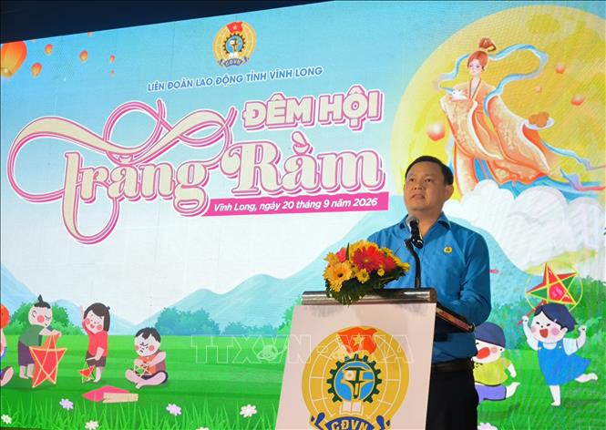 Chủ tịch Liên đoàn Lao động tỉnh Vĩnh Long Nguyễn Phúc Linh phát biểu tại chương trình. Ảnh: Huỳnh Phúc Hậu - TTXVN