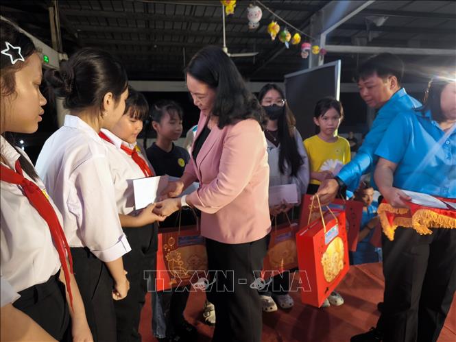 Tặng học bổng cho con công nhân lao động có hoàn cảnh khó khăn. Ảnh: Huỳnh Phúc Hậu - TTXVN