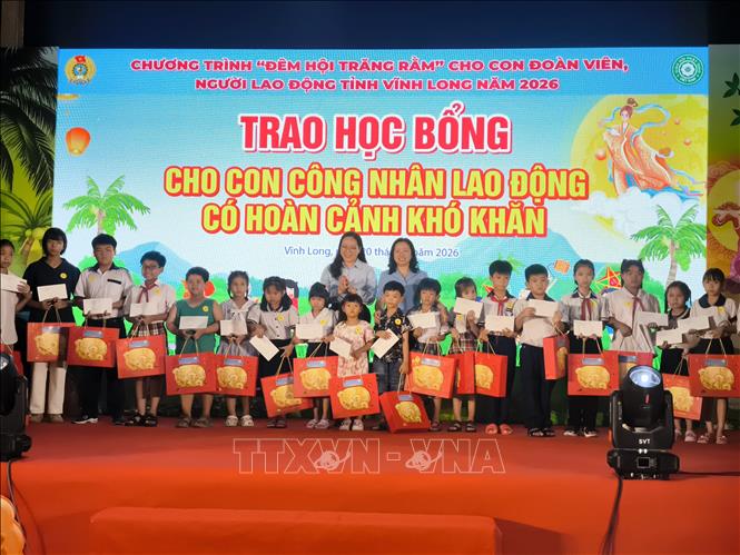 Tặng học bổng cho con công nhân lao động có hoàn cảnh khó khăn. Ảnh: Huỳnh Phúc Hậu - TTXVN