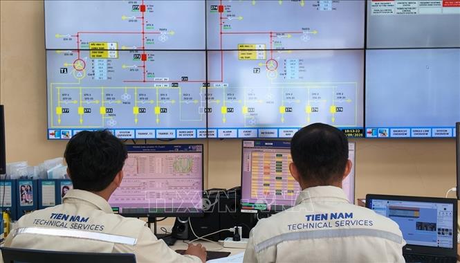 Đội ngũ kỹ sư vận hành nhà máy điện mặt trời tại xã Thuận Bắc, tỉnh Khánh Hòa. Ảnh: Xuân Triệu - TTXVN