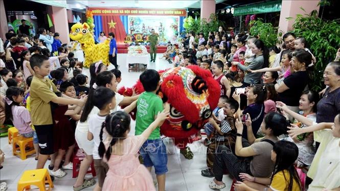 Các em nhỏ cùng đông đảo phụ huynh hân hoan tham gia các chương trình trong 