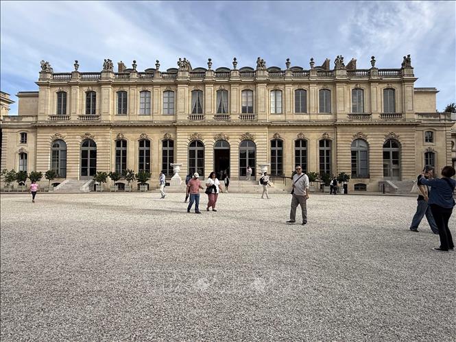 Người dân tham quan khuôn viên Điện Bourbon, trụ sở Quốc hội Pháp tại Paris, trong Ngày Di sản châu Âu, ngày 20/9/2026. Ảnh: Hữu Chiến - PV TTXVN tại Pháp