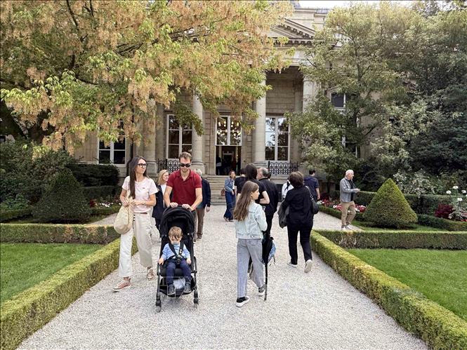 Người dân tham quan khu vườn thuộc quần thể trụ sở Quốc hội Pháp tại Paris trong Ngày Di sản châu Âu. Ảnh: Hữu Chiến - PV TTXVN tại Pháp