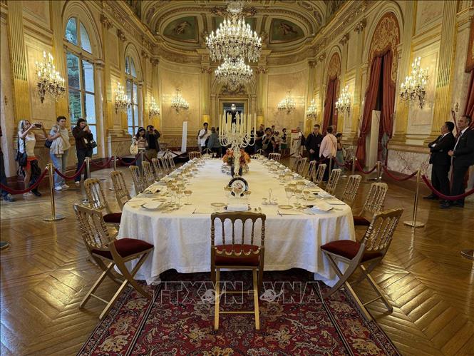 Bàn tiệc được bài trí trong Phòng Khánh tiết tại trụ sở Quốc hội Pháp ở Paris, mở cửa cho công chúng tham quan nhân Ngày Di sản châu Âu. Ảnh: Hữu Chiến - PV TTXVN tại Pháp