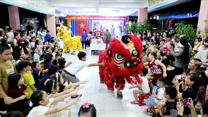 Màn múa lân rực rỡ cùng tiếng trống rộn ràng thắp sáng không gian đêm hội, mang đến nhiều niêm vui cho thiếu nhi Tổ dân phố Hòa Mỹ 2, phường Hòa Khánh (Đà Nẵng) . ẢNh: Anh Dũng - TTVXN