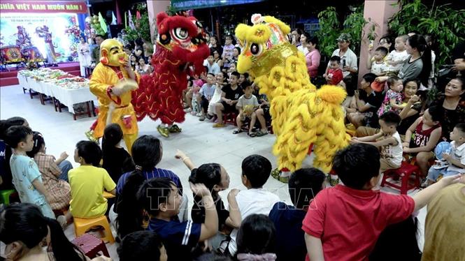 Màn múa lân rực rỡ sắc màu cùng tiếng trống rộn ràng thắp sáng không gian đêm hội, mang niềm vui cho thiếu nhi tổ dân phố Hòa Mỹ 2, phường Hòa Khánh (Đà Nẵng). ẢNh: Anh Dũng - TTVXN
