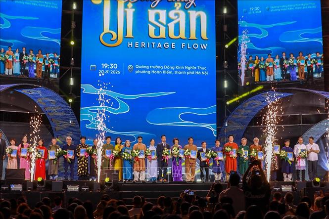 Ban tổ chức trao tặng bằng chứng nhận cho các nghệ nhân, cá nhân tham gia chương trình. Ảnh: Khánh Hoà - TTXVN