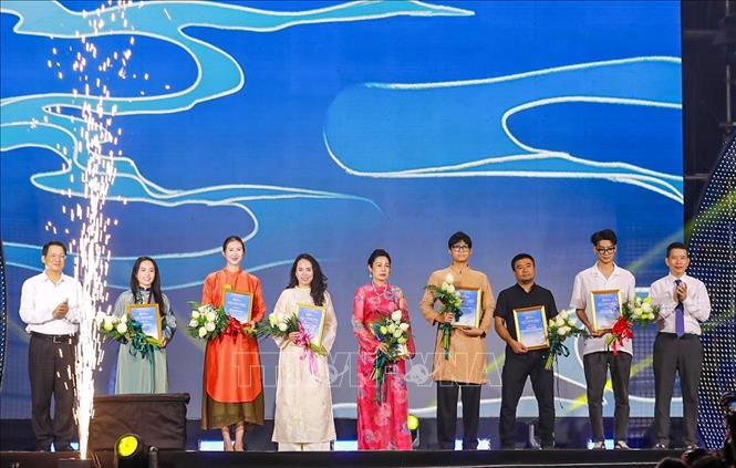 Ban tổ chức tặng bằng chứng nhận cho các đơn vị đồng hành. Ảnh: Khánh Hoà - TTXVN