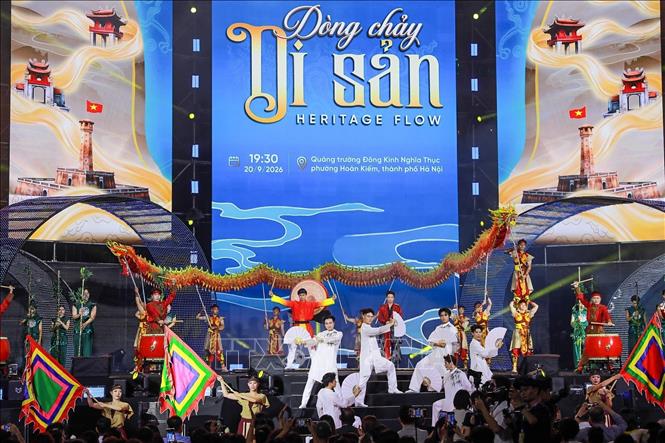 Chương trình bế mạc kết hợp giữa âm hưởng truyền thống và ngôn ngữ nghệ thuật đương đại, gửi gắm thông điệp về sự trao truyền, tiếp nối và sáng tạo các giá trị văn hóa qua các thế hệ. Ảnh: Khánh Hoà - TTXVN