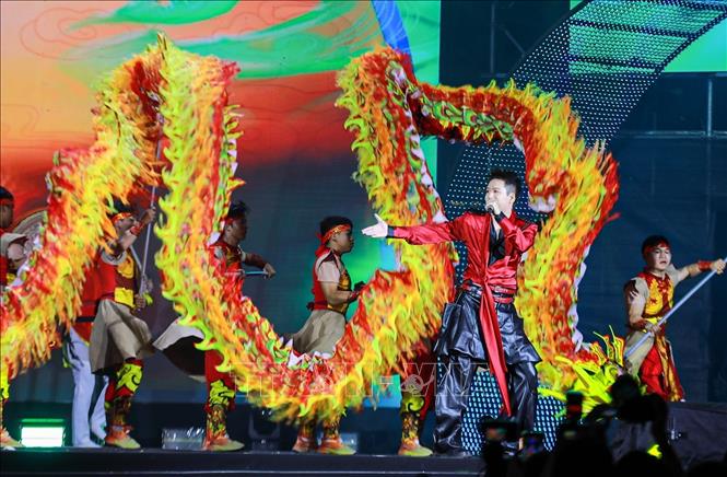Chương trình bế mạc kết hợp giữa âm hưởng truyền thống và ngôn ngữ nghệ thuật đương đại, gửi gắm thông điệp về sự trao truyền, tiếp nối và sáng tạo các giá trị văn hóa qua các thế hệ. Ảnh: Khánh Hoà - TTXVN