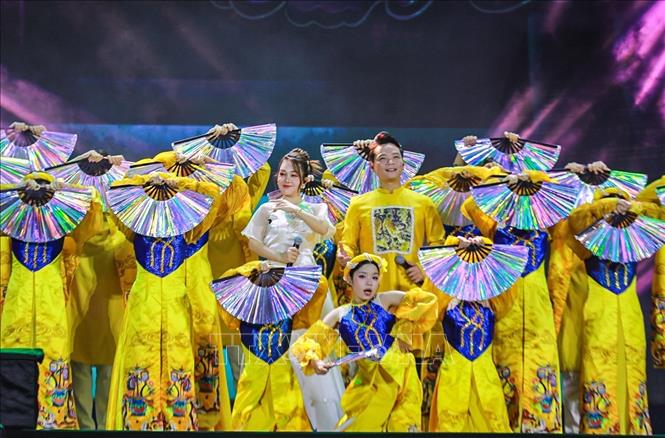 Chương trình bế mạc kết hợp giữa âm hưởng truyền thống và ngôn ngữ nghệ thuật đương đại, gửi gắm thông điệp về sự trao truyền, tiếp nối và sáng tạo các giá trị văn hóa qua các thế hệ. Ảnh: Khánh Hoà - TTXVN