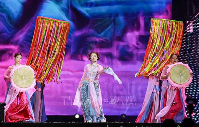 Chương trình bế mạc kết hợp giữa âm hưởng truyền thống và ngôn ngữ nghệ thuật đương đại, gửi gắm thông điệp về sự trao truyền, tiếp nối và sáng tạo các giá trị văn hóa qua các thế hệ. Ảnh: Khánh Hoà - TTXVN