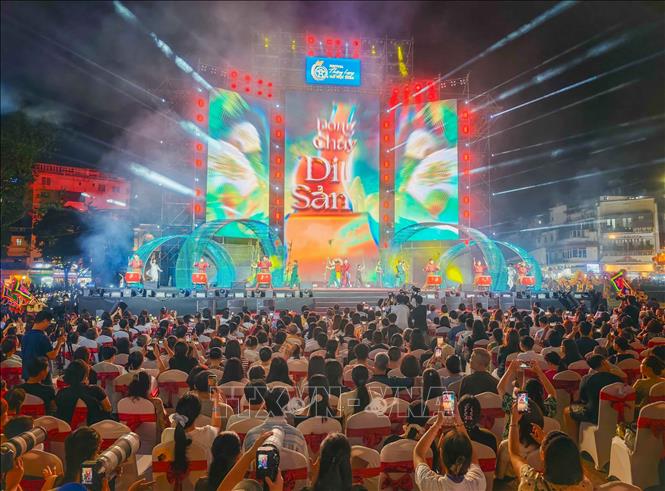 Chương trình thu hút đông đảo khán giả. Ảnh: Khánh Hoà - TTXVN