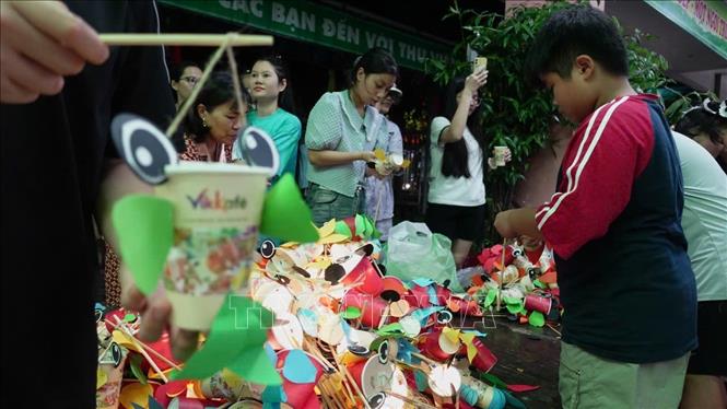 Thiếu nhi Tổ dân phố Hòa Mỹ 2, phường Hòa Khánh cùng nhau quây quần bên mâm cỗ Trung Thu đầy ắp bánh kẹo, quả ngọt và lung linh sắc màu lồng đèn. Ảnh: Anh Dũng - TTXVN
