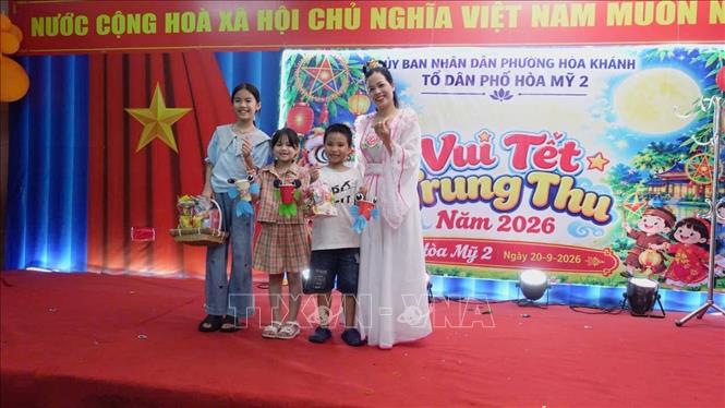 Thiếu nhi Tổ dân phố Hòa Mỹ 2, phường Hòa Khánh (Đà Nẵng) nhận những phần quà hấp dẫn trong đêm hội. Anh Dũng - TTXVN
