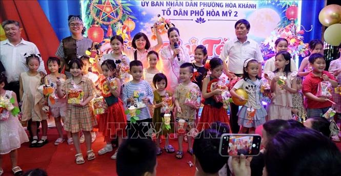 Đại diện Ban tổ chức và lãnh đạo địa phương trao tặng lồng đèn và những phần quà ý nghĩa cho gần 350 em nhỏ tại Đêm hội. Ảnh: Anh Dũng - TTXVN