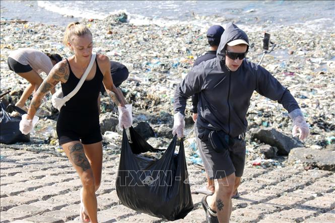 A large number of international tourists join the event to collect marine debris. VNA Photo: Hồng Hiếu
