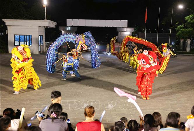 Biểu diễn múa rồng, lân trong chương trình. Ảnh: Thanh Tùng - TTXVN