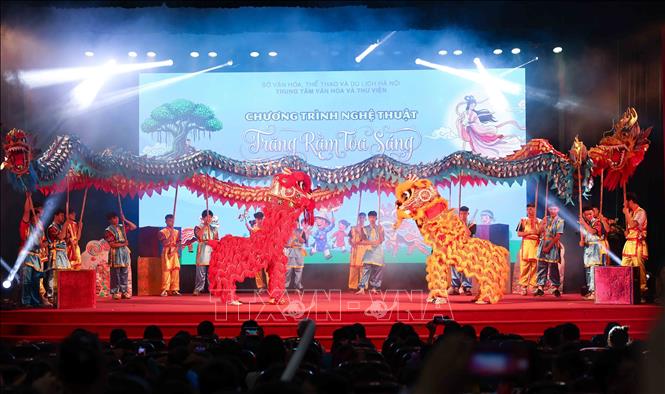 Biểu diễn múa rồng, lân trong chương trình “Trăng rằm tỏa sáng - Thắp sáng tương lai”. Ảnh: Thanh Tùng - TTXVN
