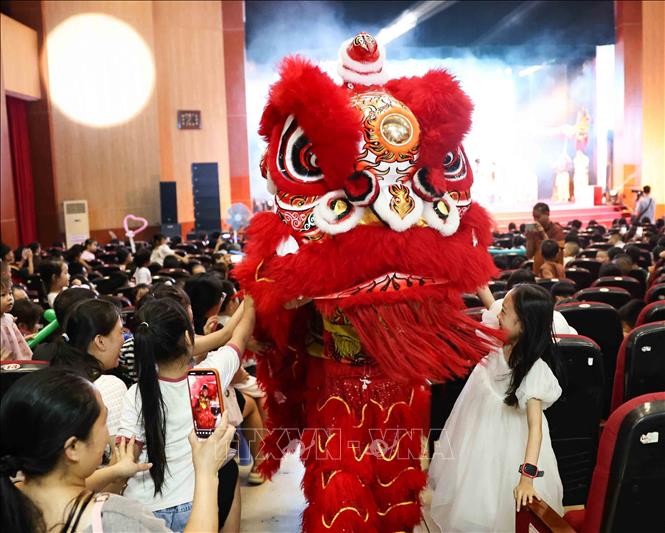 Chương trình nghệ thuật “Trăng rằm tỏa sáng - Thắp sáng tương lai”, mang đến nhiều trải nghiệm hấp dẫn cho các gia đình, đặc biệt là các em thiếu nhi. Ảnh: Thanh Tùng - TTXVN