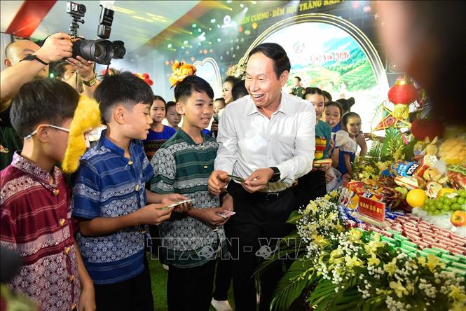Deputy Prime Minister Le Tien Chau presents gifts to children in the mountainous Muong Lat area of Thanh Hoa province. VNA Photo: Hoa Mai 