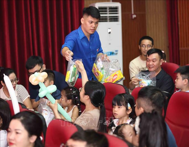 Tặng quà cho thiếu nhi tới tham dự chương trình “Trăng rằm tỏa sáng - Thắp sáng tương lai”. Ảnh: Thanh Tùng - TTXVN