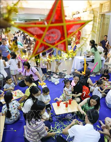 Thiếu nhi được tham gia làm đồ chơi trung thu truyền thống tại chương trình. Ảnh: Thanh Tùng - TTXVN