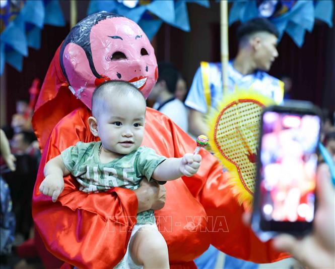 Chương trình nghệ thuật “Trăng rằm tỏa sáng - Thắp sáng tương lai”, mang đến nhiều trải nghiệm hấp dẫn cho các gia đình, đặc biệt là các em thiếu nhi. Ảnh: Thanh Tùng - TTXVN