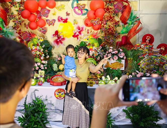 Các gia đình lưu lại khoảnh khắc đẹp bên mâm cỗ trung thu tại chương trình. Ảnh: Thanh Tùng - TTXVN