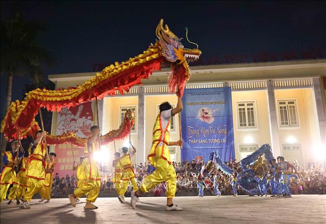 Biểu diễn múa rồng tại chương trình nghệ thuật “Trăng rằm tỏa sáng - Thắp sáng tương lai”. Ảnh: Thanh Tùng - TTXVN