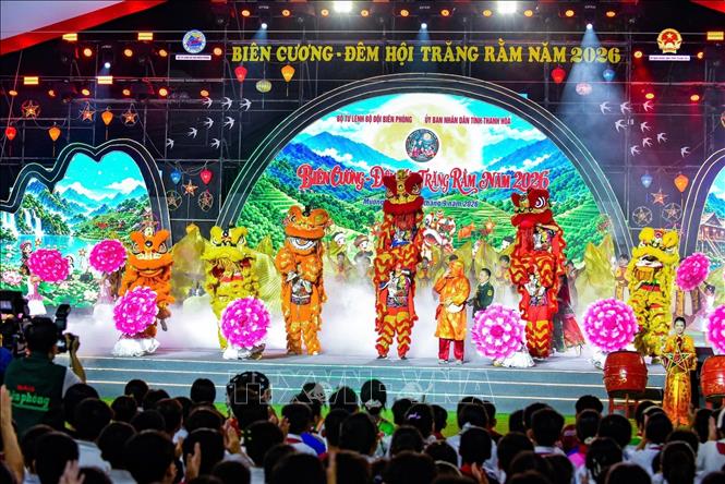Drum performances and lion and unicorn dances create a lively Mid-Autumn atmosphere for children in Thanh Hoa’s border areas. VNA Photo: Hoa Mai 