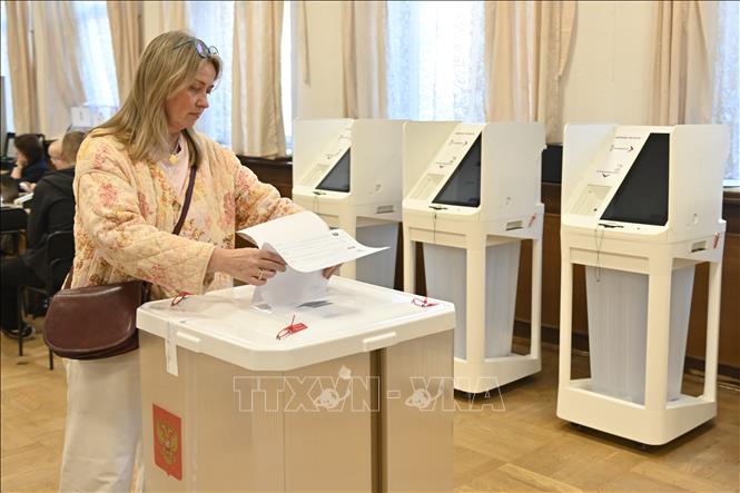 Cử tri bỏ phiếu tại điểm bầu cử Duma Quốc gia (Hạ viện Nga) ở Moskva, ngày 20/9/2026. Ảnh: THX/TTXVN phát