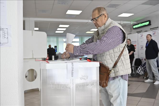 Cử tri bỏ phiếu tại điểm bầu cử Duma Quốc gia (Hạ viện Nga) ở Moskva, ngày 20/9/2026. Ảnh: THX/TTXVN phát