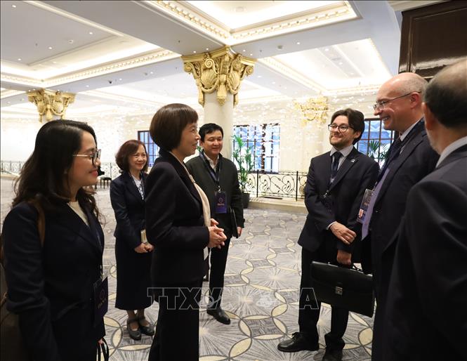 Tổng Giám đốc Hãng thông tấn TASS của Nga Andrei Kondrashov (bên phải, giữa) đón Tổng giám đốc TTXVN Vũ Việt Trang tham dự Hội nghị BCH OANA lần thứ 58 tại Nga. Ảnh: Văn Hiếu - PV TTXVN tại Nga