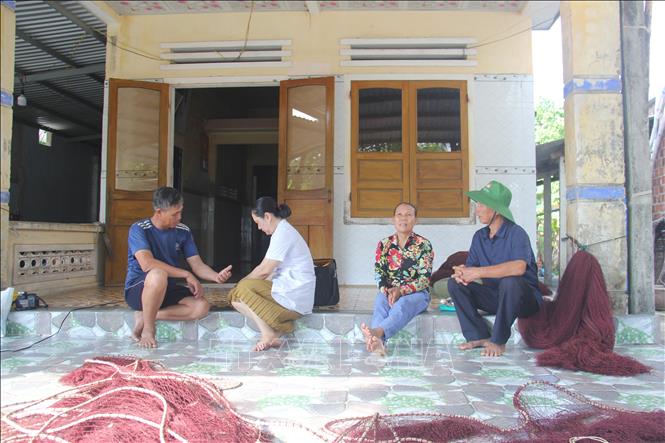 Để đẩy nhanh tiến độ và đảm bảo các nhóm đối tượng được khám, sàng lọc trong đợt này, địa phương đẩy mạnh tuyên truyền theo hướng phân công Ban chỉ đạo đứng điểm từng thôn phối hợp “thông tin rộng, vận động sâu”. Ảnh: Mỹ Hà - TTXVN