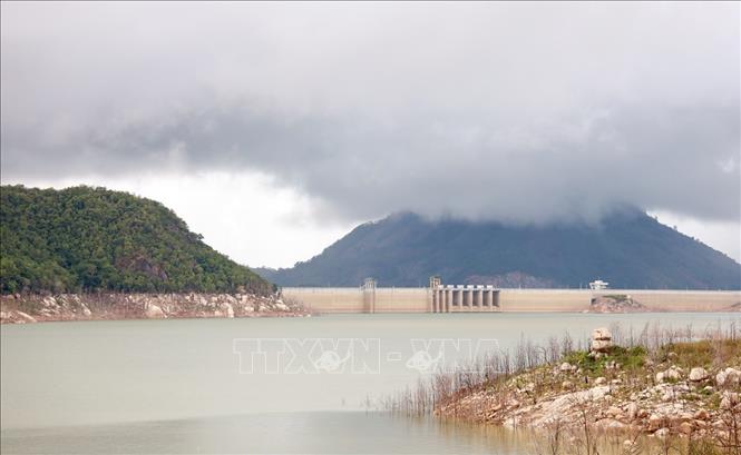 Hồ Sông Cái (xã Bác Ái Tây), hồ chứa lớn nhất tỉnh Khánh Hòa, đã đưa mực nước về cao trình phù hợp để đón lũ. Ảnh: Xuân Triệu - TTXVN