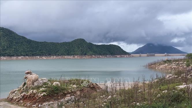 Hồ Sông Cái (xã Bác Ái Tây), hồ chứa lớn nhất tỉnh Khánh Hòa, đã đưa mực nước về cao trình phù hợp để đón lũ. Ảnh: Xuân Triệu - TTXVN