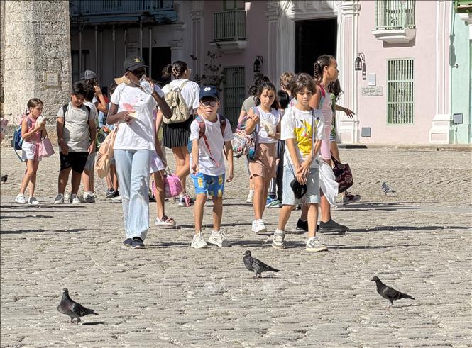 Du khách dạo chơi trên Quảng trường Chim bồ câu ở Khu phố cổ Habana. Ảnh: Ngọc Duy - PV TTXVN tại Cuba