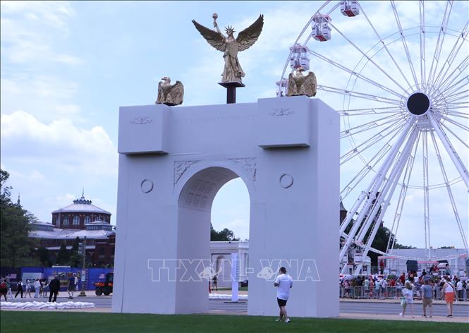 Mô hình khải hoàn môn được trưng bày tại một triển lãm nhân kỷ niệm 250 năm Quốc khánh Mỹ ở Washington, D.C. Ảnh: Ngọc Quang – PV TTXVN tại Mỹ