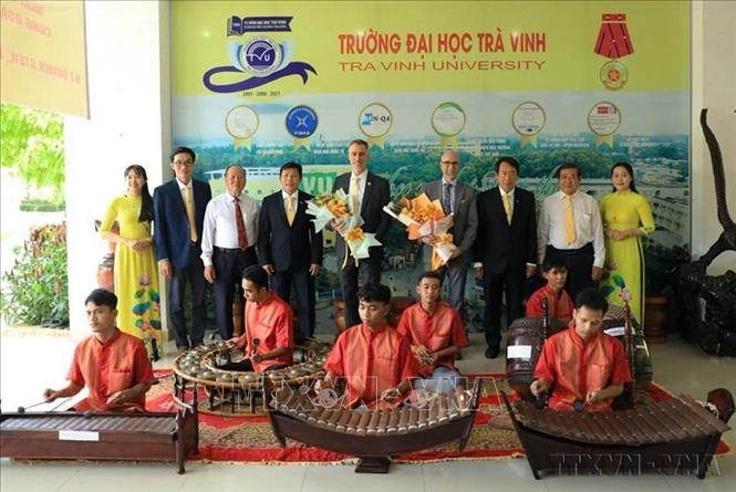 Đoàn công tác của Đại sứ đặc mệnh toàn quyền Canada tại Việt Nam đến thăm và làm việc với trường Đại học Trà Vinh (21/10/2025). Ảnh: Phúc Sơn - TTXVN