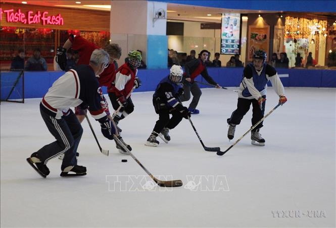 Trận đấu Hữu nghị khúc côn cầu trên băng (ice hockey) giữa hai đội Việt Nam và Canada, tại sân băng Ice Ring (Royal City), Hà Nội Ảnh: Trần Việt – TTXVN
