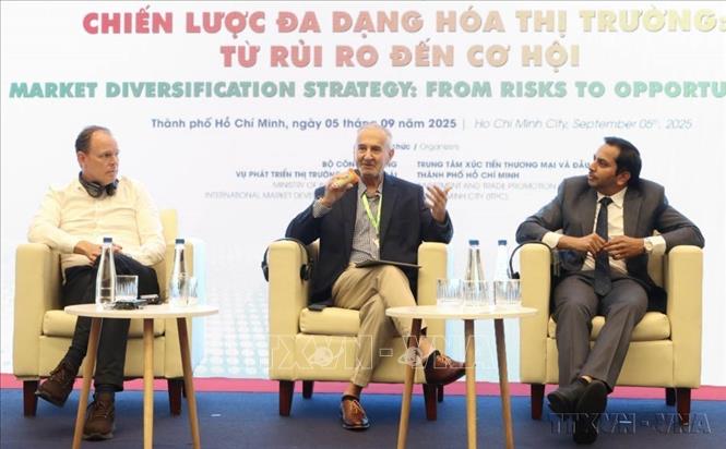 Ông Michel Verdy, Chủ tịch Hiệp hội Quebec – Việt Nam chia sẻ cơ hội hợp tác thương mại Việt Nam và Canada tại Hội thảo “Chiến lược đa dạng hóa thị trường: Từ rủi ro đến cơ hội” (TP. Hồ Chí MInh, 5/9/2025). Ảnh: Xuân Anh - TTXVN