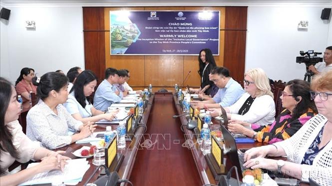 Đoàn công tác của Học viện Hành chính và Quản trị công và đoàn chuyên gia Canada làm việc với UBND tỉnh Tây Ninh về việc phối hợp triển khai Dự án “Quản trị địa phương bao trùm” do Chính phủ Canada tài trợ (27/05/2025). Ảnh: Minh Phú – TTXVN