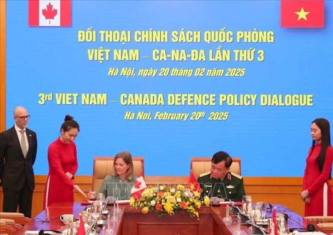 Thượng tướng Hoàng Xuân Chiến và bà Stefanie Beck, Thứ trưởng Bộ Quốc phòng Canada ký Biên bản Đối thoại chính sách quốc phòng Việt Nam - Canada lần thứ 3 (Hà Nội, 20/2/2025). Ảnh: Trọng Đức - TTXVN
