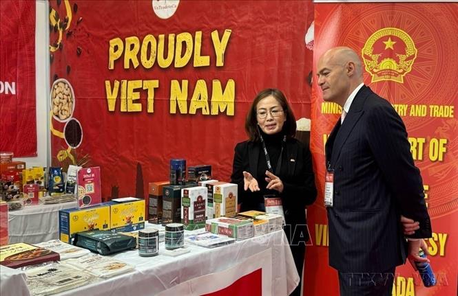Tổng Giám đốc SIAL Canada Stéphane Thuillier (phải) thăm gian hàng Việt Nam tại Hội chợ thực phẩm quốc tế SIAL Canada, diễn ra từ 29/4 đến 1/5/2026 ở Montreal (Canada). Ảnh: Hà Linh - PVTTXVN tại Canada