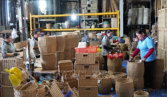 Công ty TNHH Xuất nhập khẩu Bình An Thịnh (Đồng Tháp) xuất khẩu các sản phẩm thủ công mỹ nghệ làm từ dây nhựa và cây cói, lục bình sang nhiều nước trong đó có Canada. Ảnh: Nhựt An - TTXVN