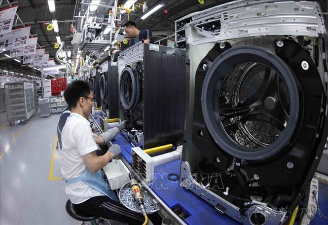 Dây chuyền lắp ráp máy giặt tại nhà máy của Công ty TNHH LG Electronics Việt Nam Hải Phòng, xuất khẩu sang nhiều thị trường trong đó có Canada. Ảnh: Vũ Sinh - TTXVN
