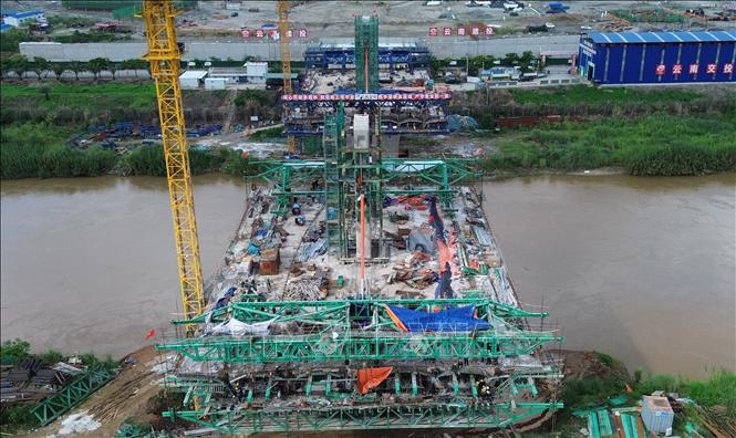 Tận dụng thời tiết thuận lợi, nhà thầu huy động hàng trăm công nhân thi công các hạng mục chính như vào thép khối K7 của nhịp chính; phần đường đầu cầu đang được triển khai đắp nền...phấn đấu hoàn thành các hạng mục theo kế hoạch ban đầu đề ra. Ảnh: Quốc Khánh - TTXVN